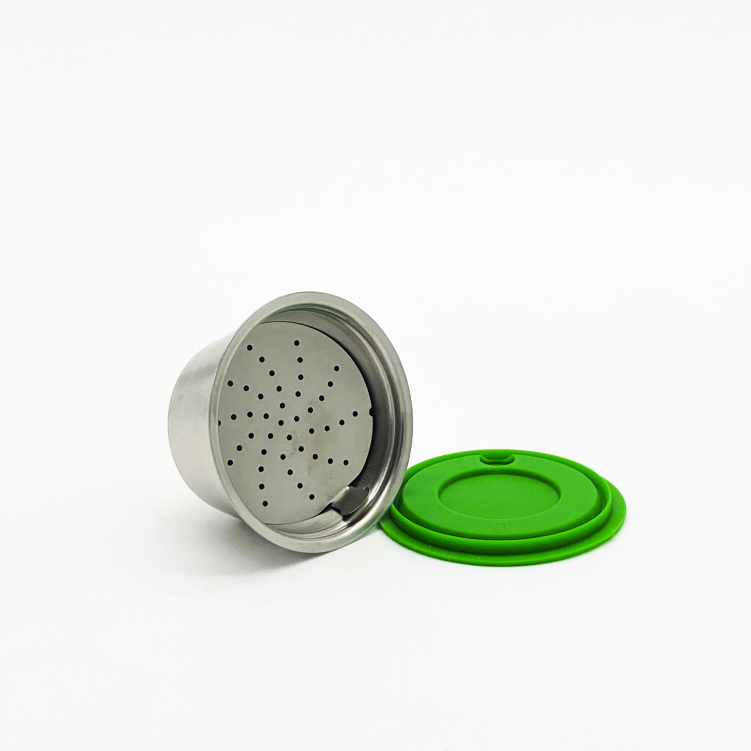 Capsulebio présente la capsule Dolce Gusto réutilisable inox pour faire thé et infusions grâce aux feuilles de thé en vrac bio en coupe spéciale
