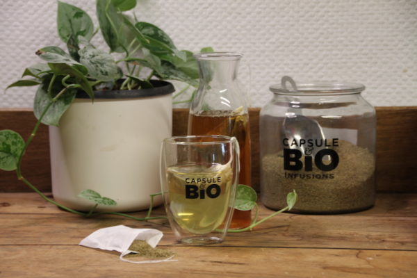 Capsulebio propose une infusion à froid parfaite grâce à ses recettes de thés, infusions et rooibos bio en coupe fine spéciale, grâce au sachet à thé réutilisable